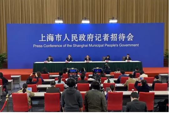 就市民关心的焦点问题，上海答记者问