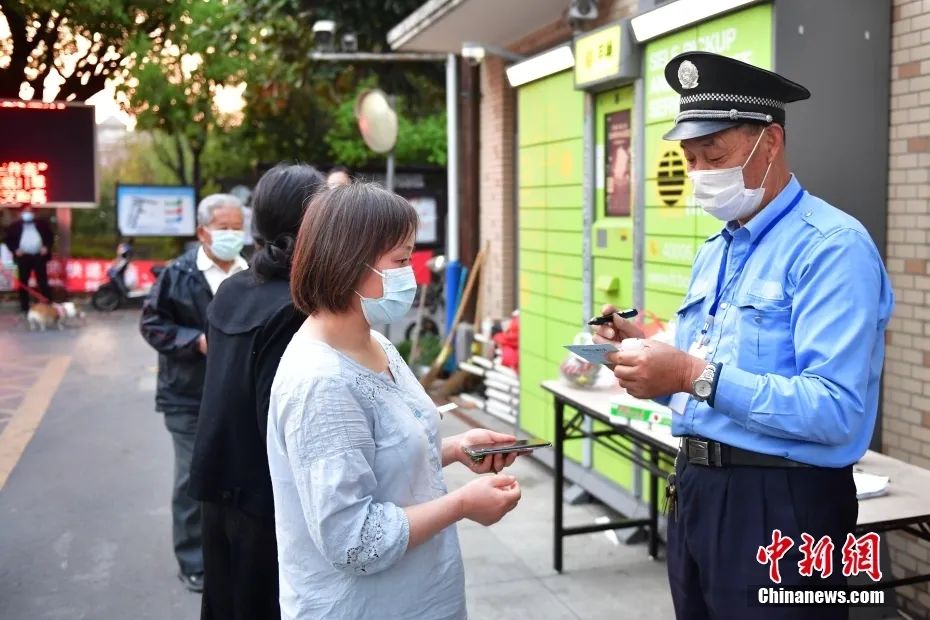上海首批防范区居民走出小区！