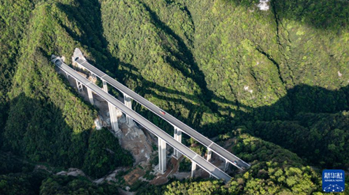兰海高速重遵扩容工程（贵州境）路面施工忙