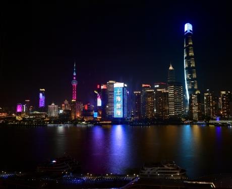 上海：外滩灯光秀为抗疫加油