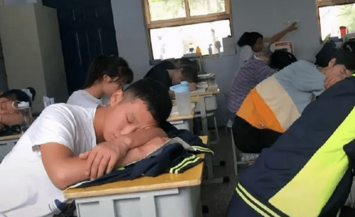“她在混工资你在混日子！”职高老师每天自言自语，看上去好可怜