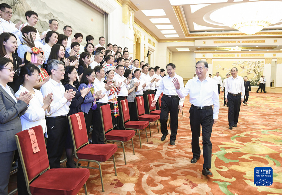 汪洋会见中国共产党全国台湾省籍党员代表会议代表