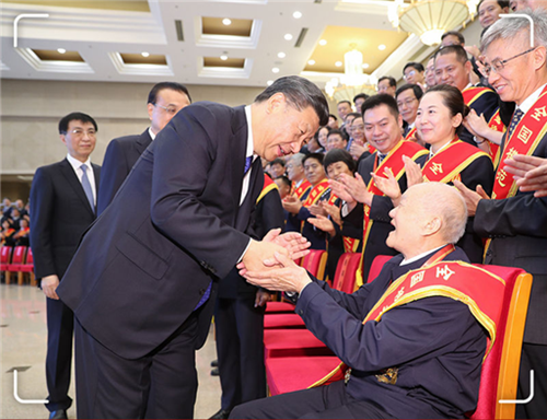 近镜头丨“从他们身上汲取奋发的力量”