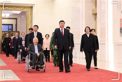 近镜头丨这一刻，他们并肩同行