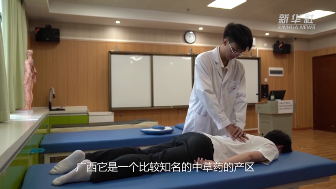 香港回归祖国25周年·与特区同龄丨香港学生在广西的“望闻问切”