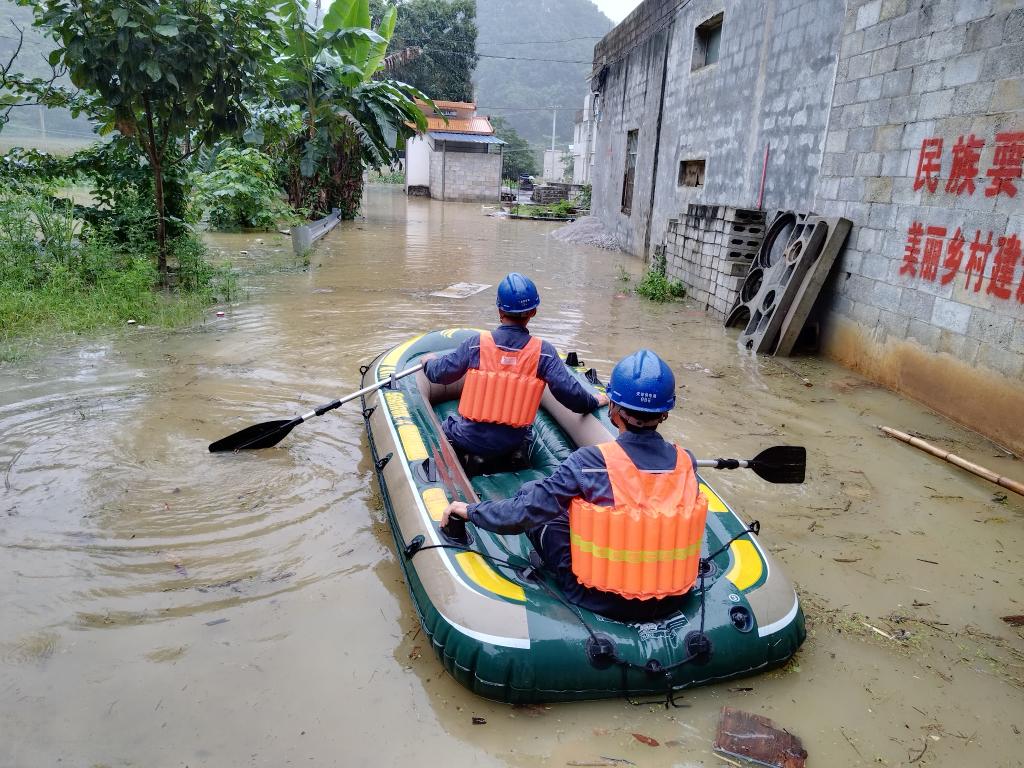 南方强降雨致超警洪水 多地提升应急响应