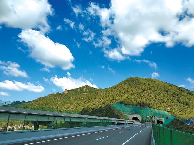 《国民旅游休闲发展纲要（2022—2030年）》提出保障旅游休闲时间等10项重点任务