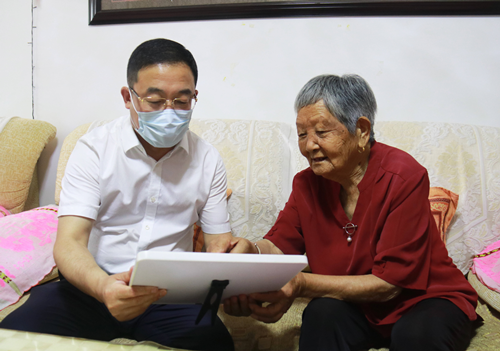 东昌府区委副书记、区长江绍华走访慰问建国前老党员和困难群众并调研指导软弱涣散基层党组织整顿工作