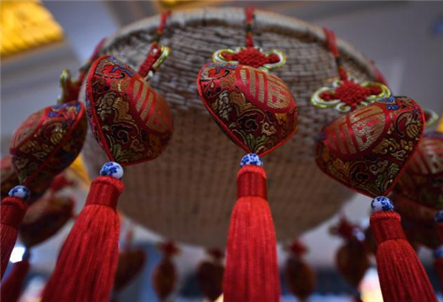 总书记和人民心贴心丨“‘小香包’成为我们致富的‘金荷包’”