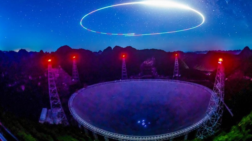 “中国天眼”的奇幻夜景