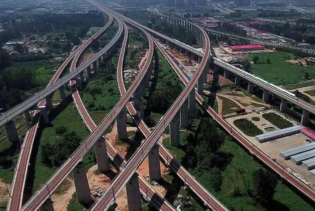 中国高铁路网规模快速扩大 “八纵八横”加密形成
