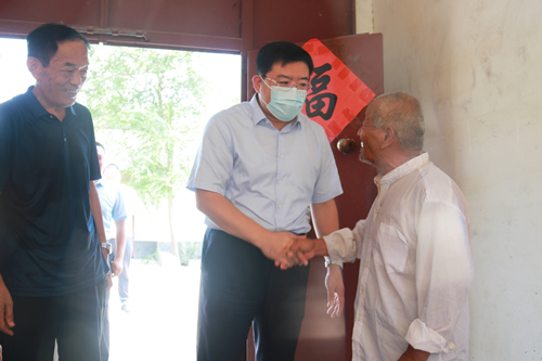 东昌府区委书记马军权走访慰问脱贫群众