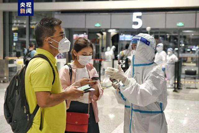 海南海口：首批660名滞留旅客12日凌晨乘机离岛返程