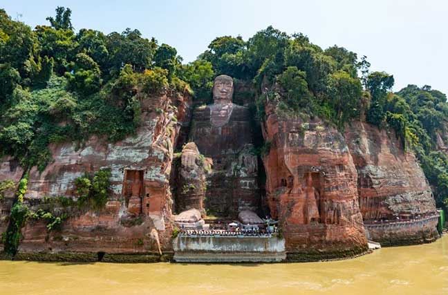 四川乐山大佛露出底座[组图]