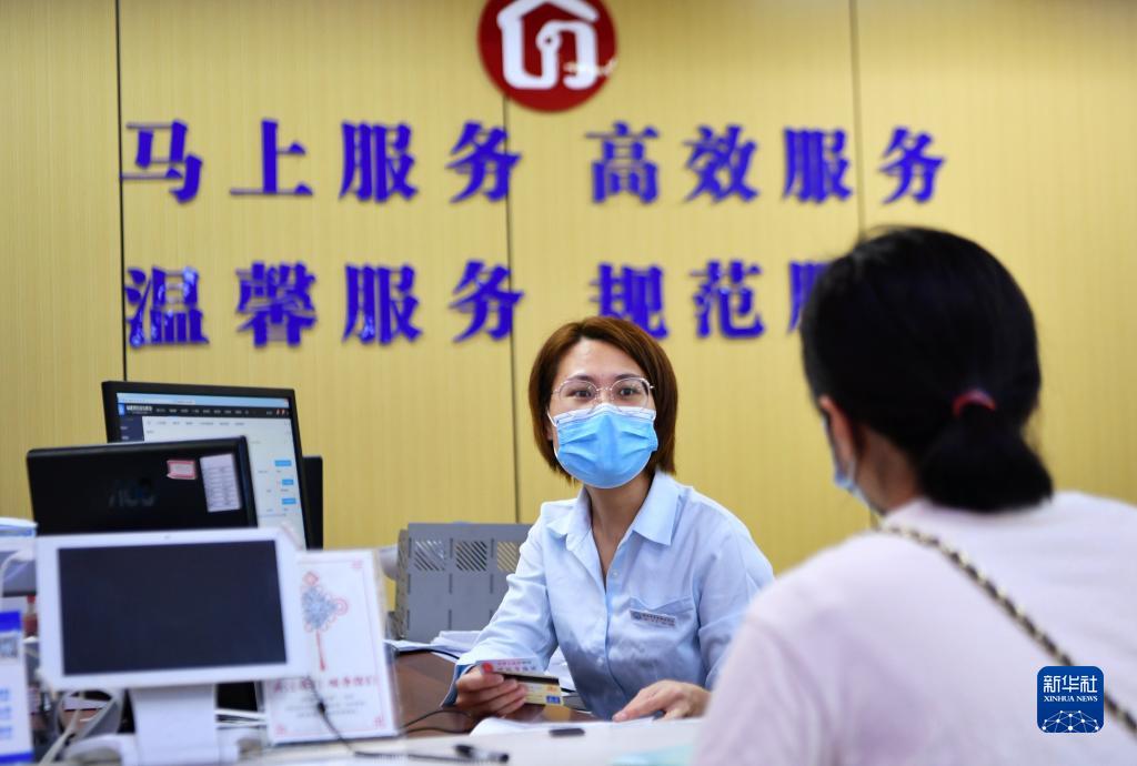 建设高素质人民公仆队伍 锻造新时代治国理政中坚力量——党的十九大以来公务员队伍建设工作综述