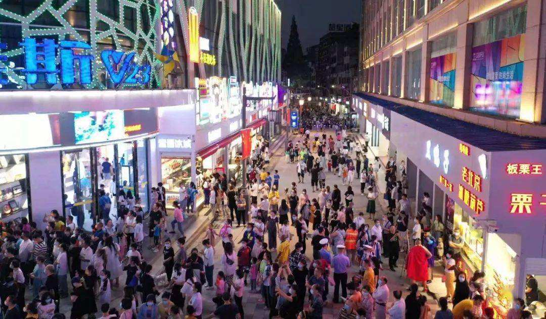 年轻客群崛起 数字赋能步行街变“潮”街
