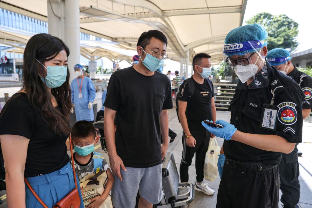机场直击：海南加快安排滞留游客返程