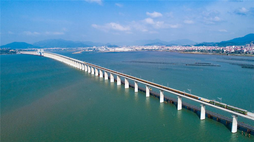 我国首条跨海高铁全线铺轨贯通