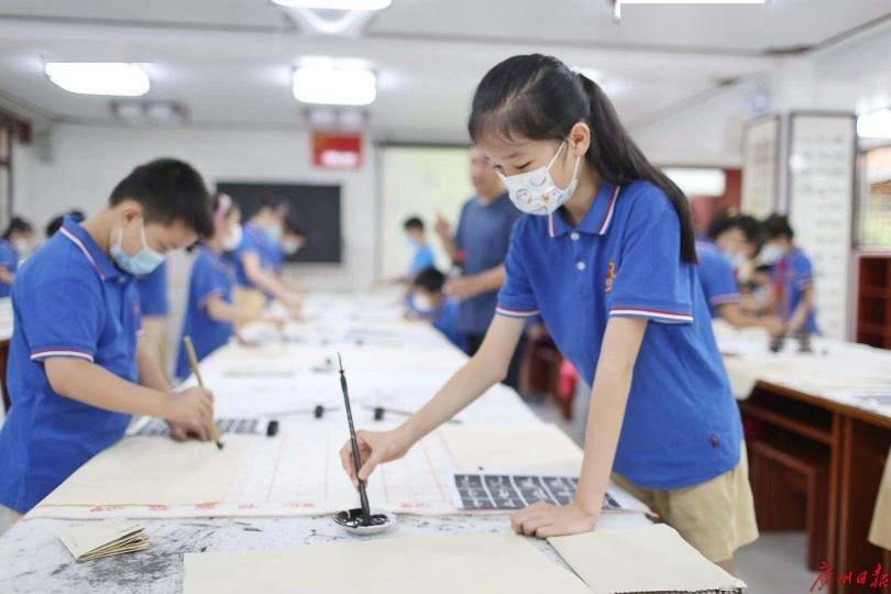学校假期托管要引导学生走出教室