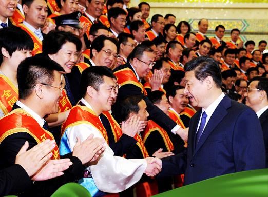 强军征途丨习近平与退役军人的温暖瞬间