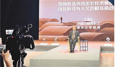 内容接地气、知识随手搜 互联网成年轻一代重要"充电"途径
