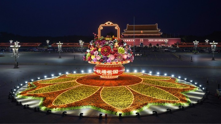 “祝福祖国”巨型花果篮亮相天安门广场