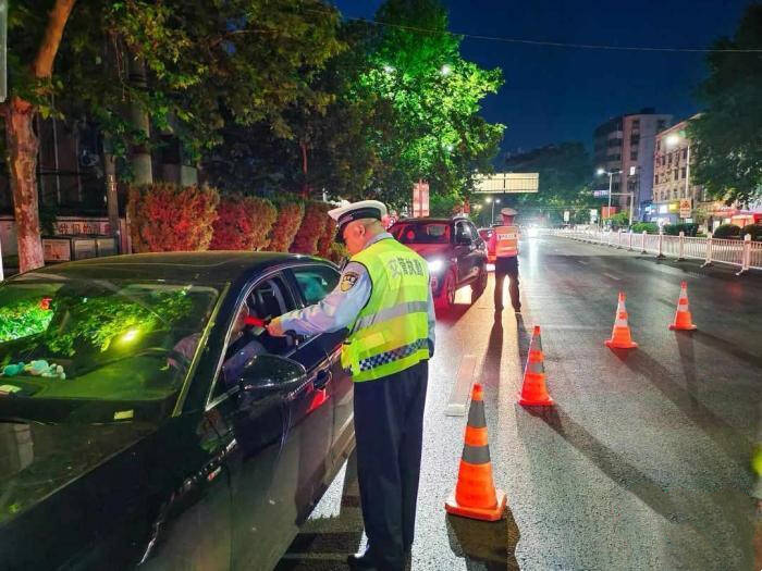 多地严查公职人员酒驾，同桌、同车的一起查！