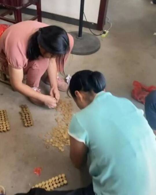 老人去世留下一柜子钱，10多人花了半天时间才数完