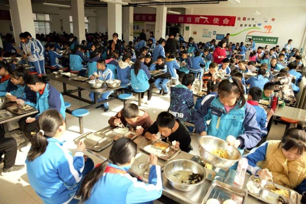 十年来，中西部农村中小学生吃得更好、长得更高