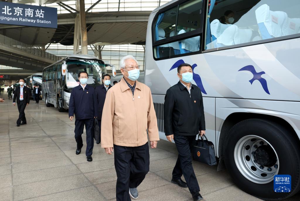 肩负责任重托 满怀信心期待 我省出席党的二十大代表抵京