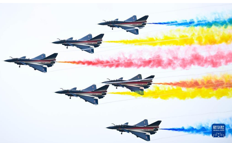 空军50型武器装备在中国航展成体系亮相 多型战机飞行表演展现实战化军事训练成就