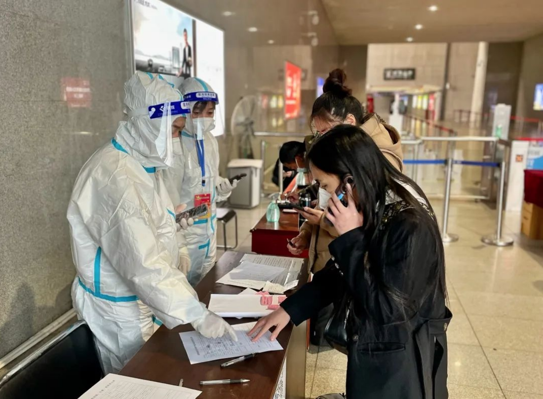 疫情防控二十条优化措施落地，多地积极调整推动落实