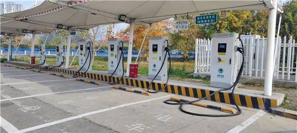 交通运输部：全国高速公路服务区建成充电桩16721个