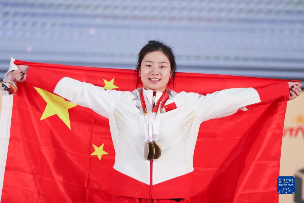 举重世锦赛：17岁小将裴鑫依包揽女子64公斤级三枚金牌