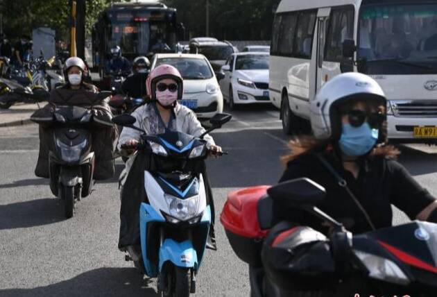 多地明确骑电动自行车须戴头盔 有城市免费赠送