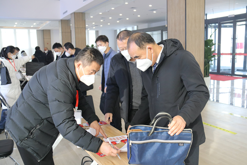肩负各界重托 满怀议政热情 东昌府区政协委员向大会报到