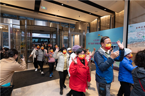 跨境游重启！山东首个入境旅行团抵达青岛 香港游客：很期待这里的美景与海鲜！