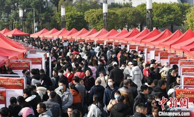 到家门口招人，多地包机包车接人保用工稳就业