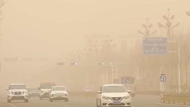 三问今年最强沙尘侵扰 植被好转为何挡不住漫天黄沙