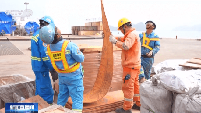 我国首座深远海浮式风电平台“海油观澜号”启航