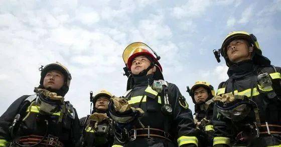 “火焰蓝”与村民的“双向守护”：既是紧急救援的战士，也是百姓最亲的孩子