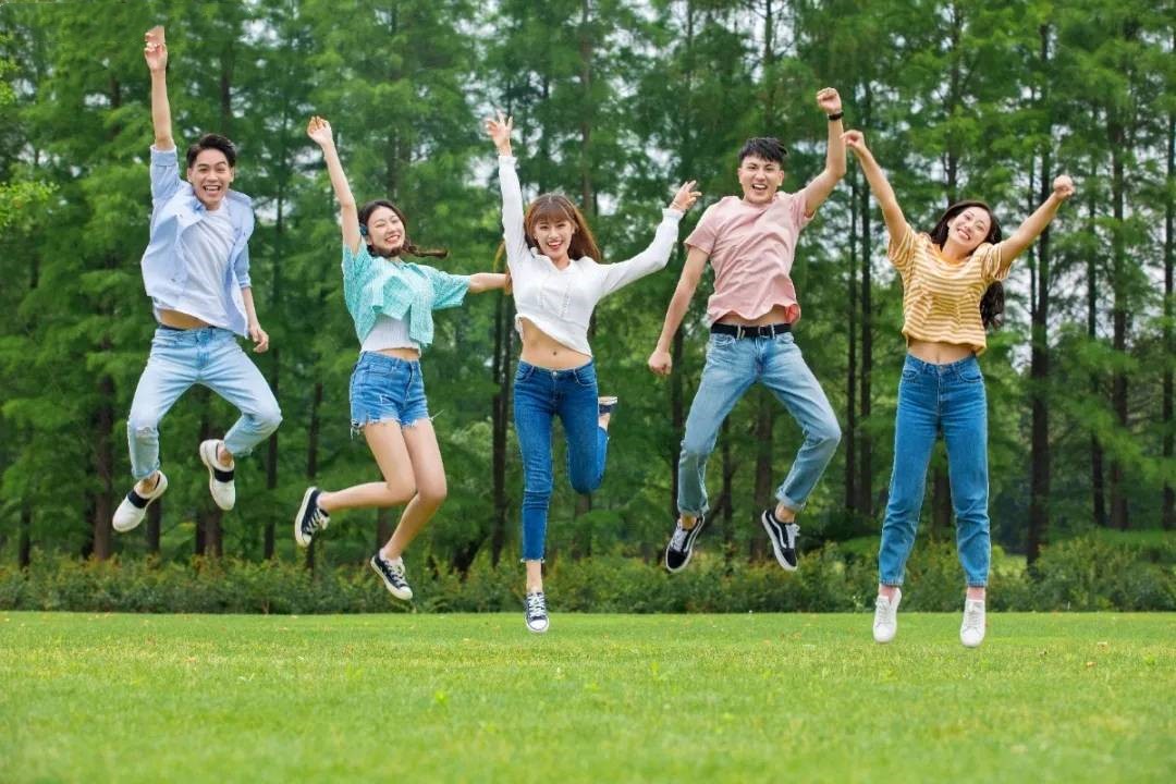 培养真正拥有“四个自信”的年轻一代