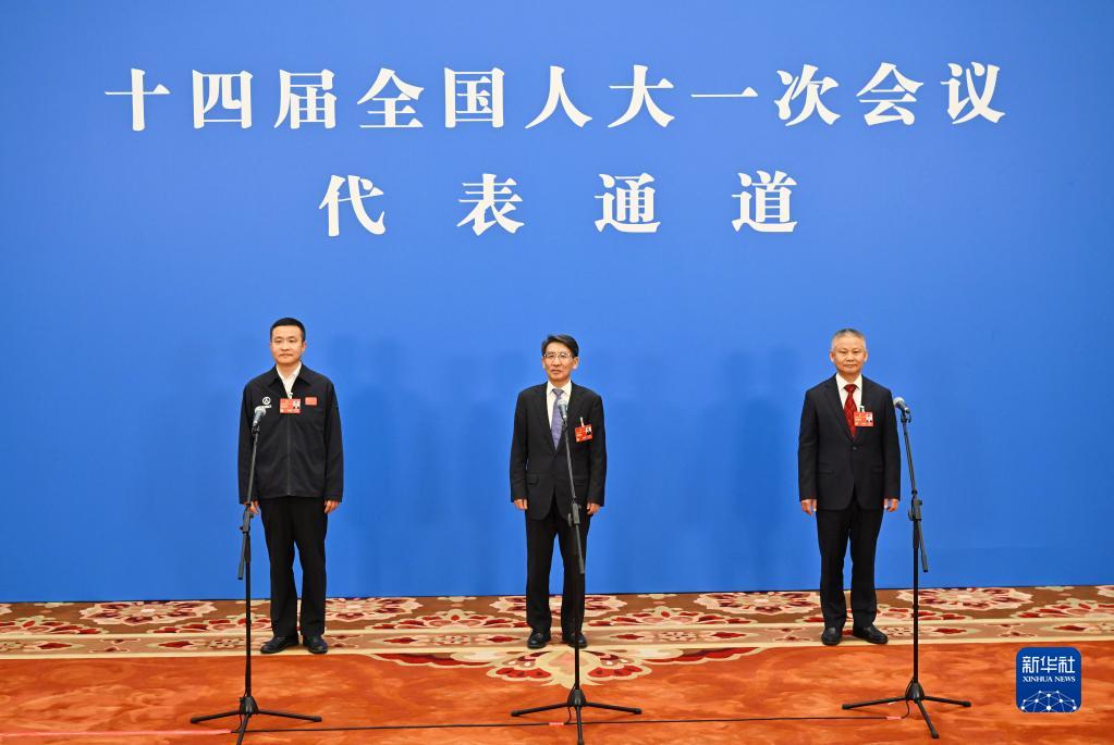 两会现场速递｜勇攀高峰 逐梦前行——十四届全国人大一次会议第二场“代表通道”扫描