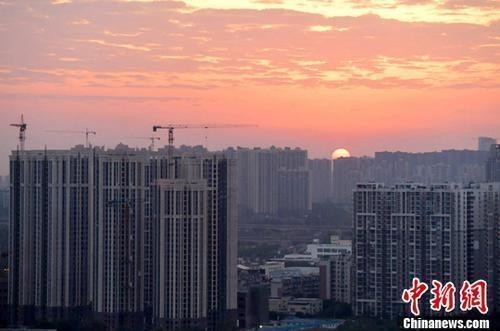 “排队看房”“千人摇号”再现，楼市“小阳春”来了？
