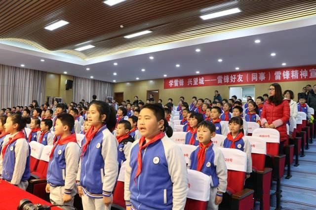 用雷锋精神涵养教师初心