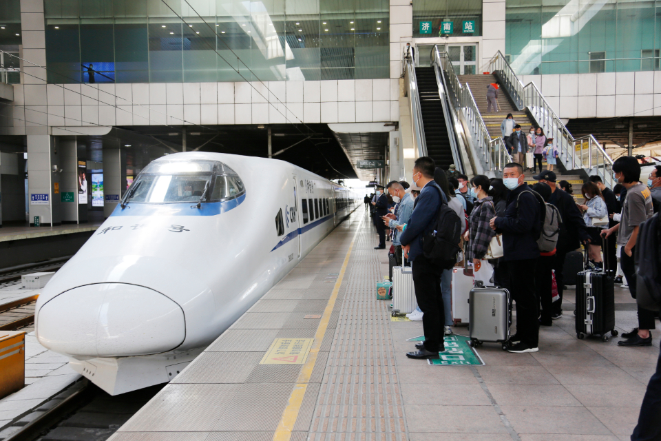 铁路部门加大五一假期运力投放，增开旅客列车1500多列