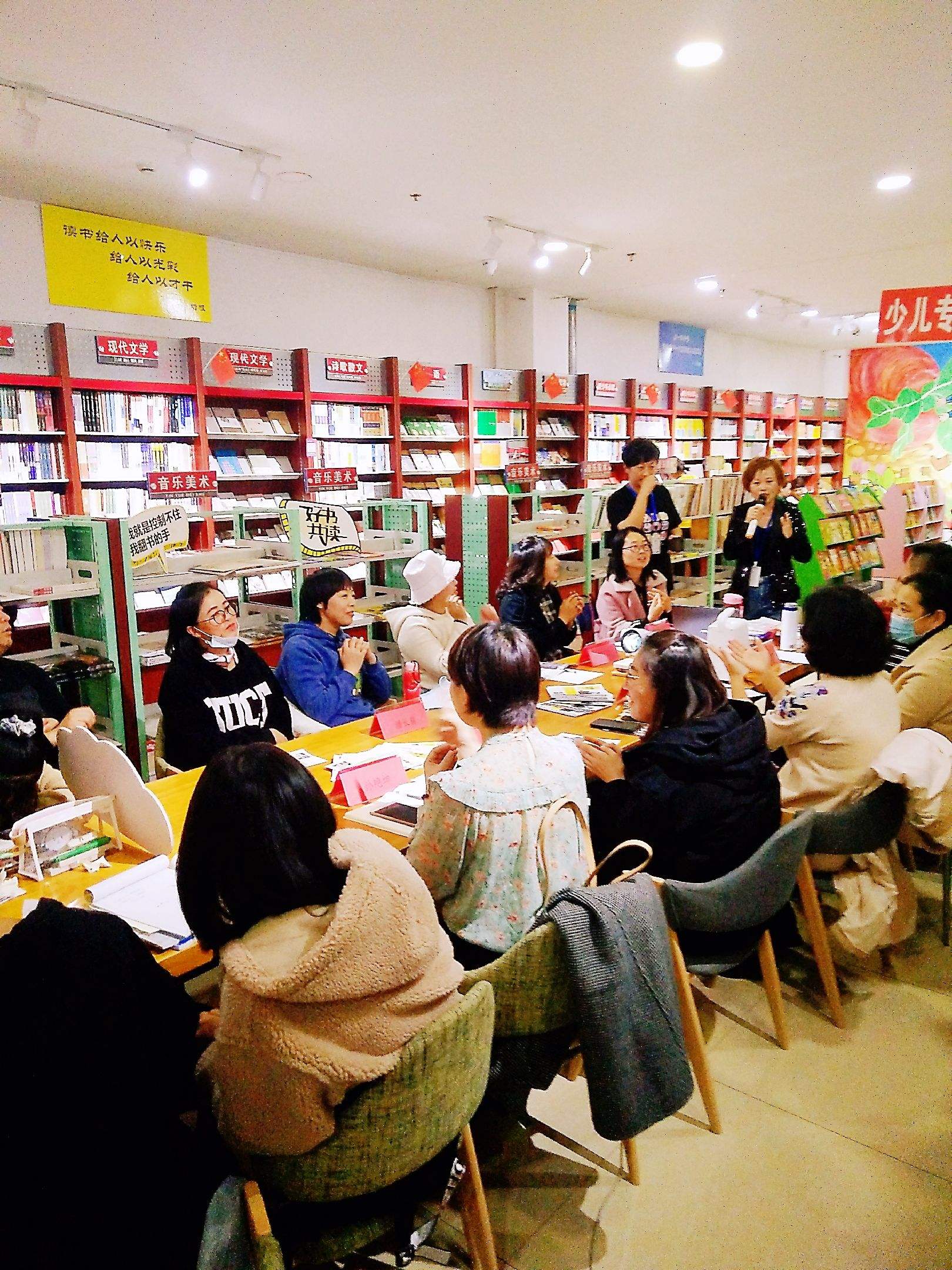 共青团联合新华书店开展主题读书活动