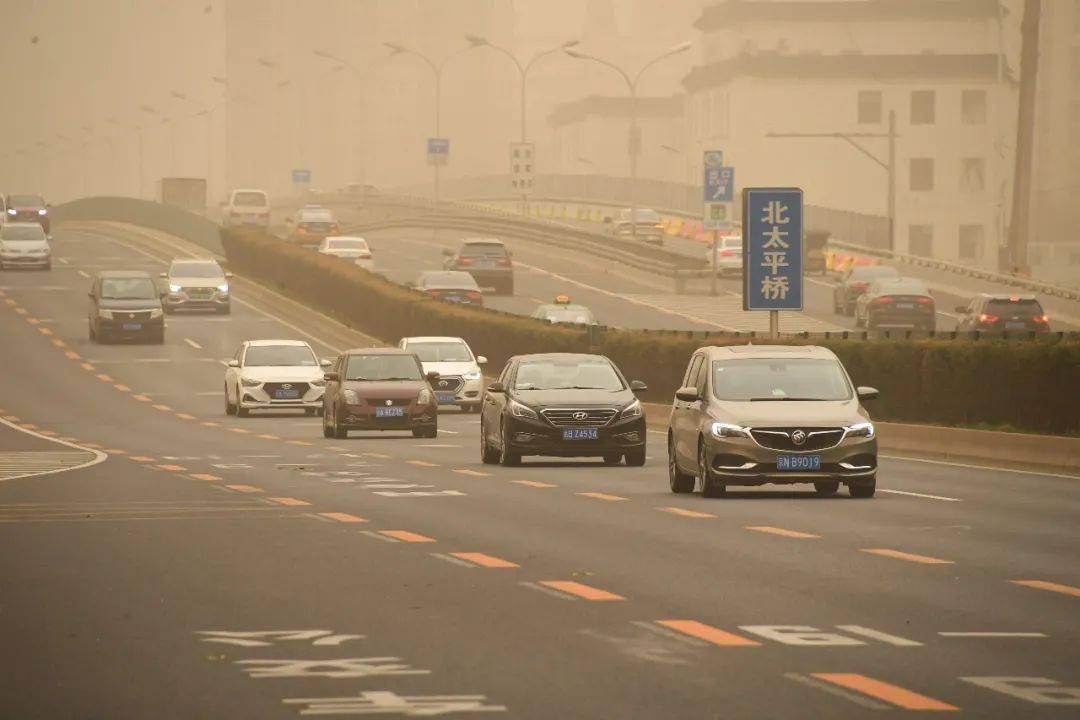 北京今天阵风可达8至9级 夜间风力减弱沙尘消退