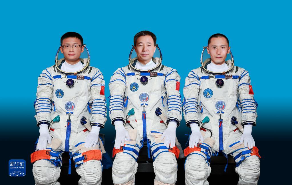 神舟十六号乘组航天员简历
