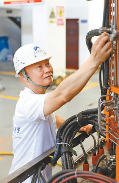 从跟跑到并跑到领跑 大洋深处钻下"中国孔" 自主创新路 拳拳赤子心